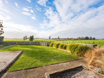 TEAM LEWIS - BELOVED COUNTRY HOME ON 5777 M2