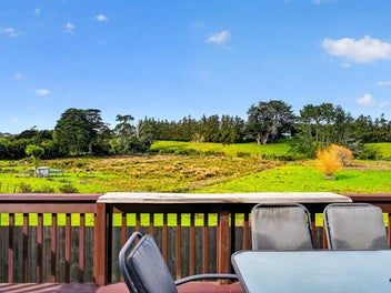 Town Meets Country - Your Private 1ha retreat