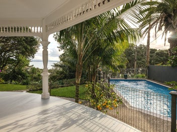 ELEGANT HERITAGE ESTATE ON NORTHCOTE POINT