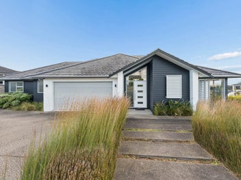 Luxury Living Starts Here – Former Show Home i...