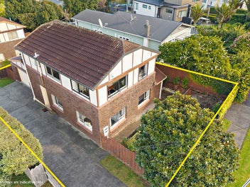 Elevated One Tree Hill Living with Harbour Views