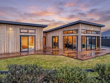 ARCHITECTURAL ELEGANCE + EVERYDAY COMFORT