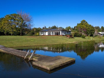 Lakefront sanctuary, deceased estate