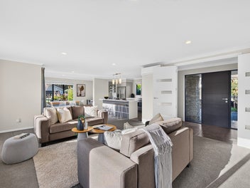 Show Home Style, Easy-care & Prime Location