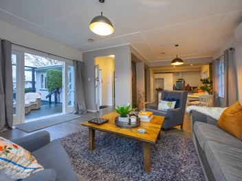 Affordable & Immaculate – Walk to Leading...