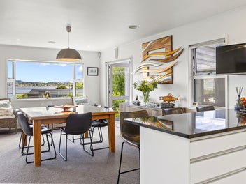 Executive lakeside living with guest accommodation