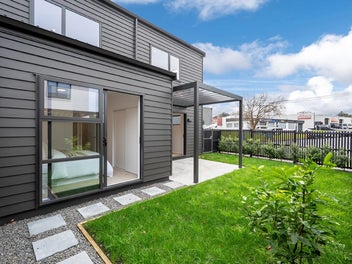 Great Value North Facing corner terrace