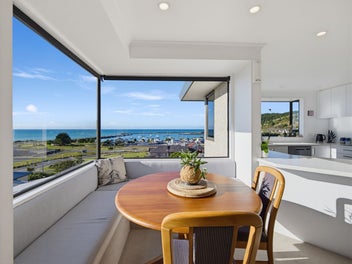 Sweeping Oamaru Harbour Views & Sunrises