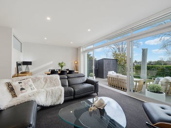 River Views, Space & Sunshine