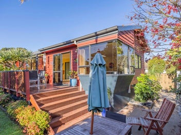 Coastal Living – Walk to The Beach