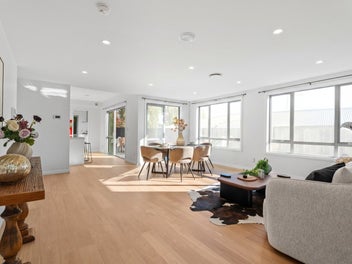 Remuera-fringe, vantage position | As new !
