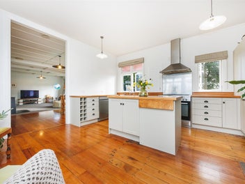 TEAM LEWIS - BELOVED COUNTRY HOME ON 5777 M2