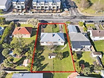 1940’s duplex + MHU opportunity