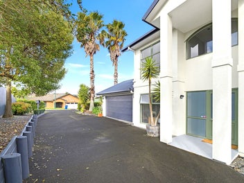 A Polished Performer in Henderson Heights
