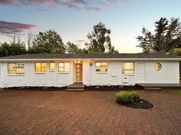 Fully Renovated | Stunning Gully Outlook