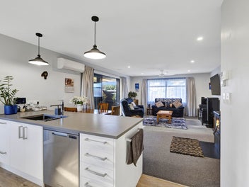 Modern Comfort Close to Town