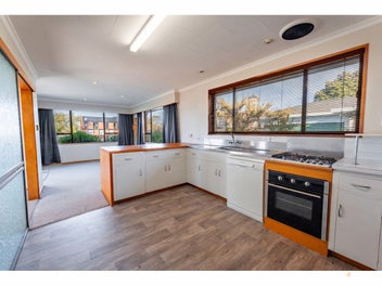 Large Family Home, Fully Fenced, Up to 5 Bedrooms.