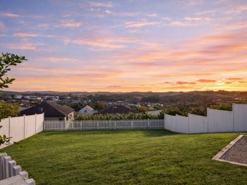 Spacious 5 Bed Family Home in Millwater