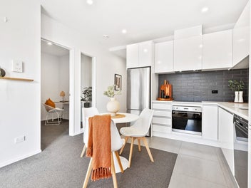 Unrivalled Location - ground floor 1 bed + study!