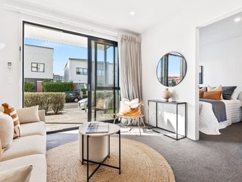 Unrivalled Location - ground floor 1 bed + study!