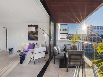 Bold Architecture. Brilliant Light.