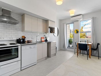 FREEHOLD TOWNHOUSE - HIGH YIELD & PRIME CITY FRING