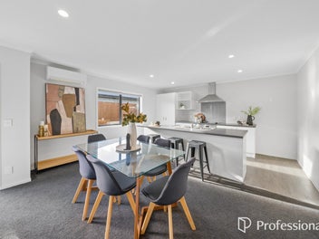 MODERN LIVING, DOUBLE GARAGE, MOTIVATED VENDORS