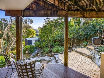 CLASSY, GORGEOUS FAMILY LIVING IN TITIRANGI!