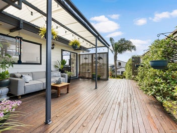 Family living, sea views & space for the boat
