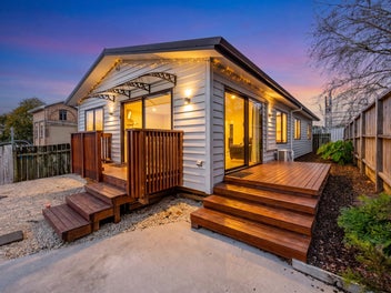 Owners Moving Overseas - This Must Be Sold!