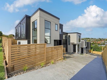 Brand New Standalone Homes-Near Beach & School
