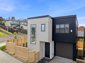 Brand New Standalone Homes-Near Beach & School