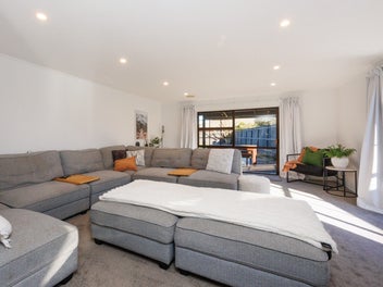 ELEGANCE, SPACE & FAMILY LIVING