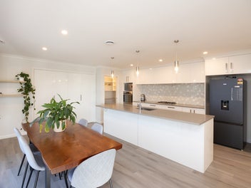 Easy-Care Living in Popular Fitzherbert!