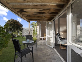 Retire Here! Sunny, Safe & Solid