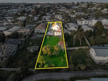 Estate Sale: 1024m2 Developer Dream in the Bay!