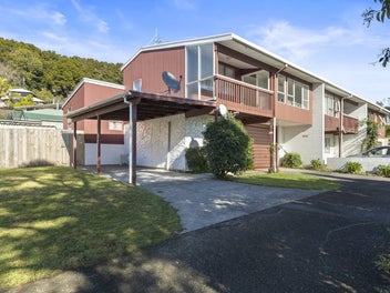 Sun-Filled Living, Superb Location
