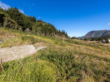 Prime Elevated Section in Scenic Waikawa