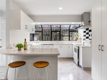 Macleans Zone Family Living in Peaceful Cul-de-Sac