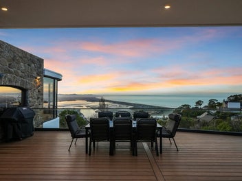 A Home of Scale and Light, with an Unrivalled Outl