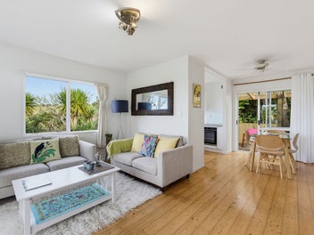 "Wisteria Cottage" your private Oasis!