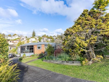 Hidden Treasure - Rangitoto School and Sea Views