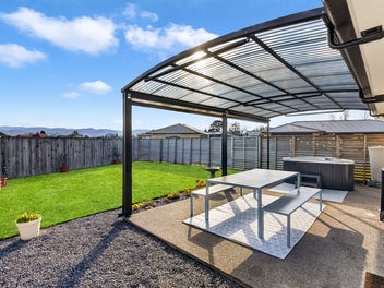 Sun, Style and Tararua Views