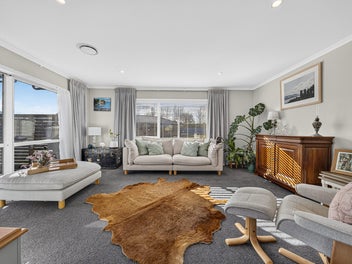 AVAILABLE! Sun, Style and Tararua Views