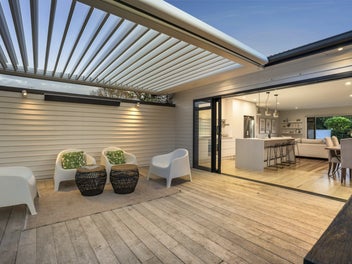 SUN, STYLE, SEAMLESS FLOW - ENTERTAINER'S DREAM
