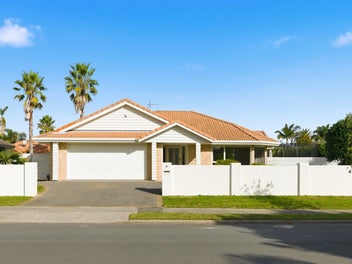 Elegant entertainer in the heart of Papamoa