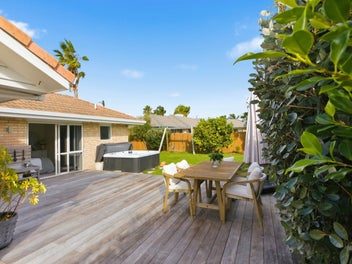 Elegant entertainer in the heart of Papamoa
