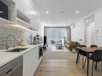 THREE-BEDROOM CORNER APARTMENT!