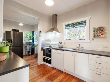 Character, Comfort & Privacy in Sought-After Akina