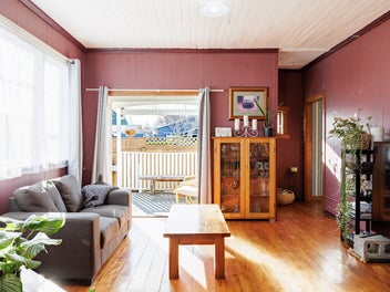 Character, Comfort & Privacy in Sought-After Akina